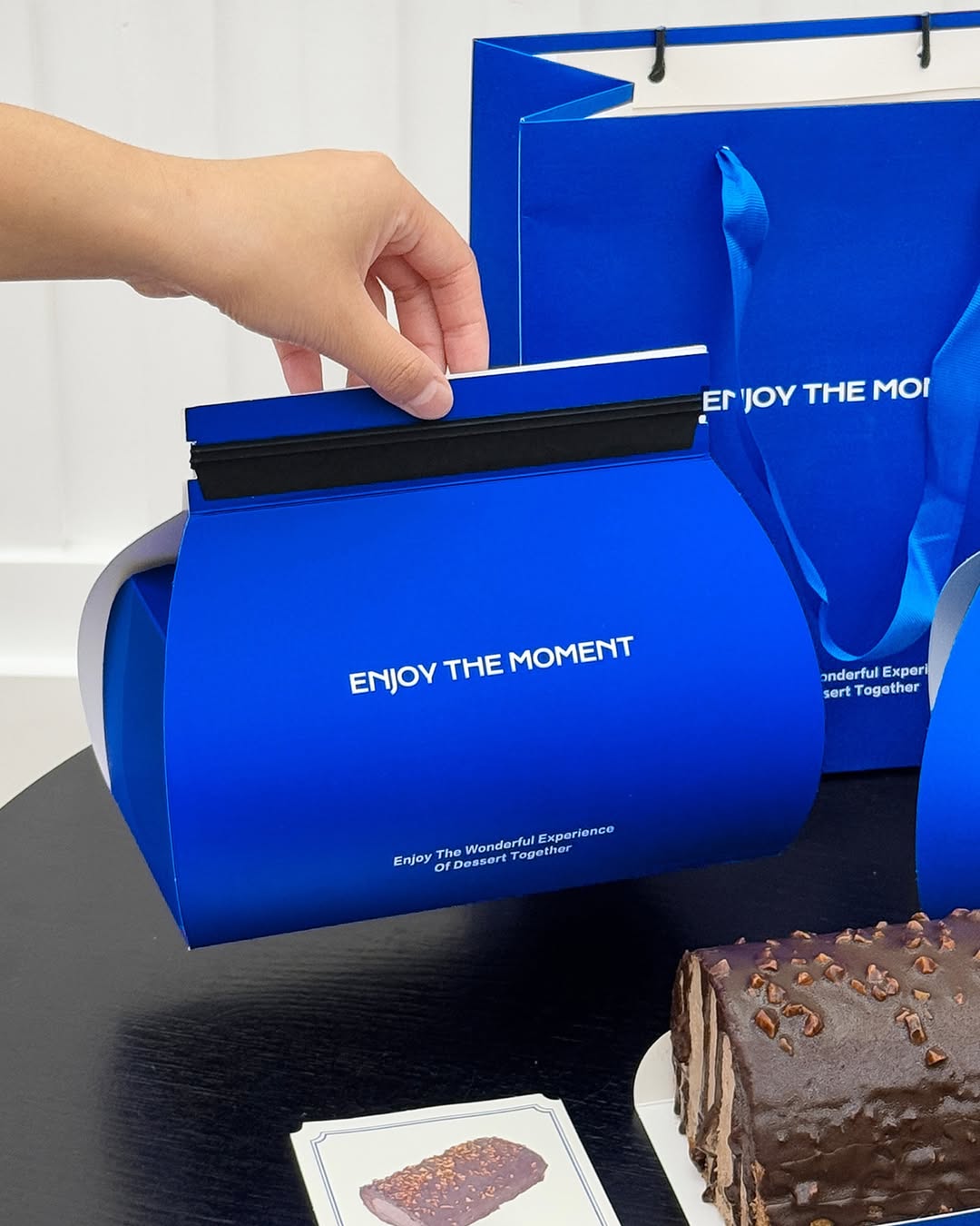 Custom Dessert Packaging Set – Curved Cake Box & Matching Paper Bag (MOQ 500 pcs)